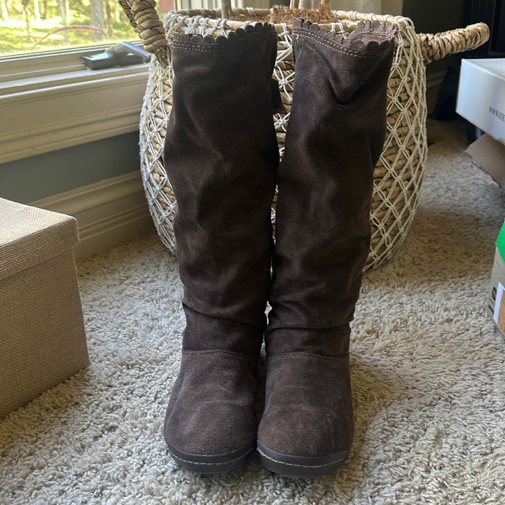 Women’s Simple Brrlin moccasin boots. Brown suede size 9.